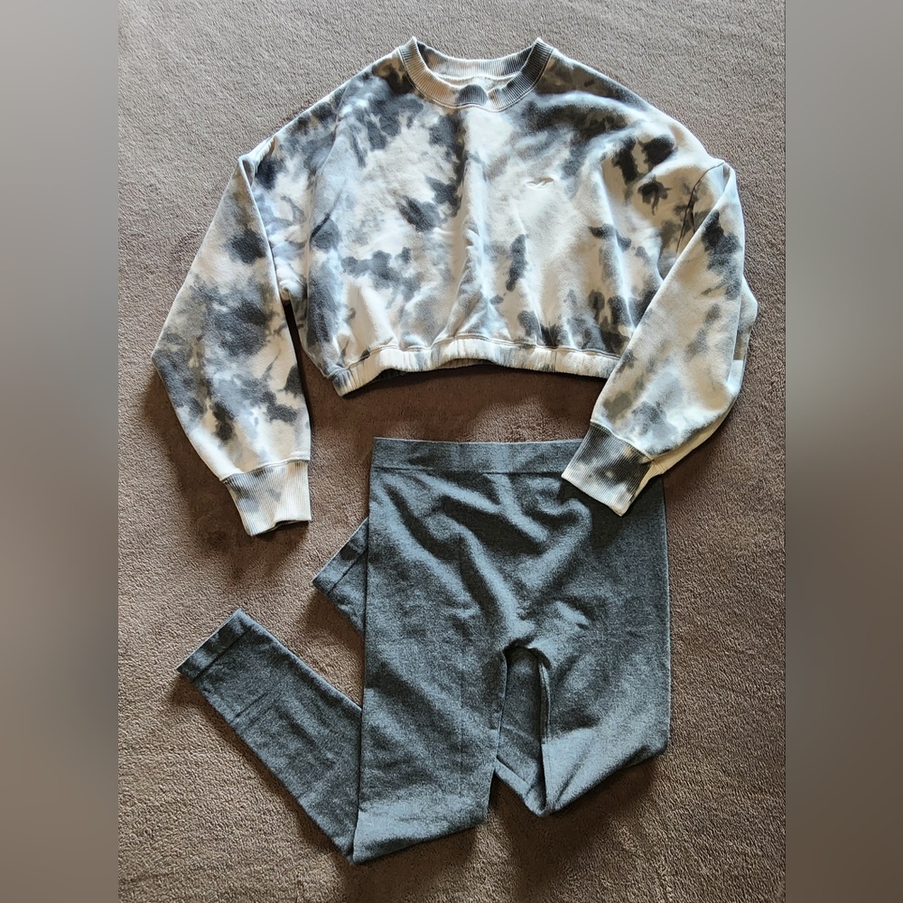 Hollister Crop Top Sweatshirt + Free Leggings
